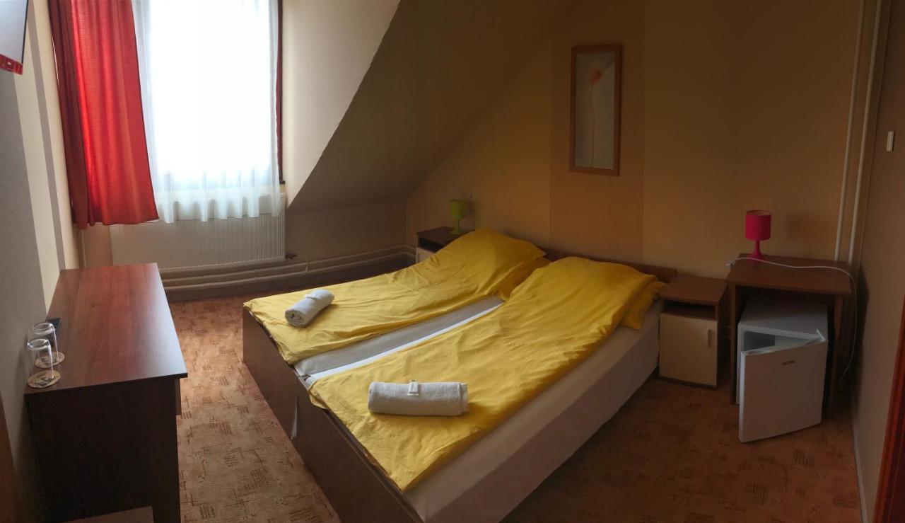 Kerekes Panzio Es Etterem Bed & Breakfast บาลมาซูจ์แบรอส ภายนอก รูปภาพ