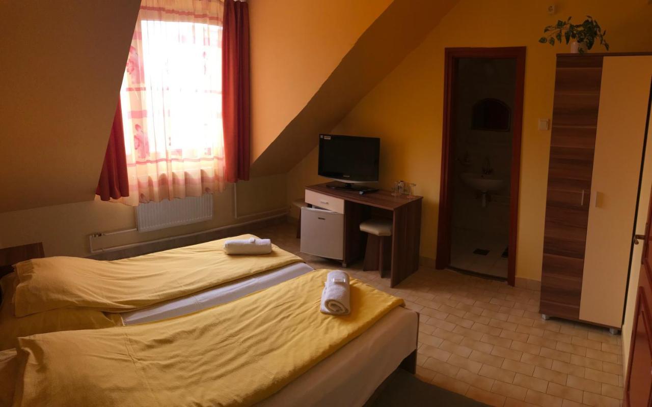 Kerekes Panzio Es Etterem Bed & Breakfast บาลมาซูจ์แบรอส ภายนอก รูปภาพ