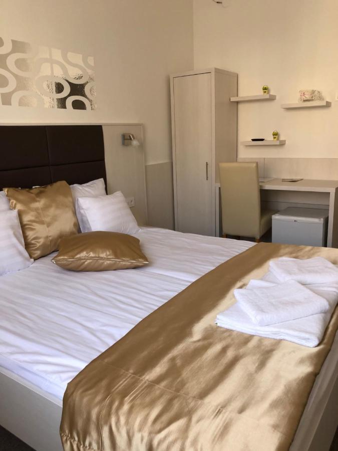 Kerekes Panzio Es Etterem Bed & Breakfast บาลมาซูจ์แบรอส ภายนอก รูปภาพ